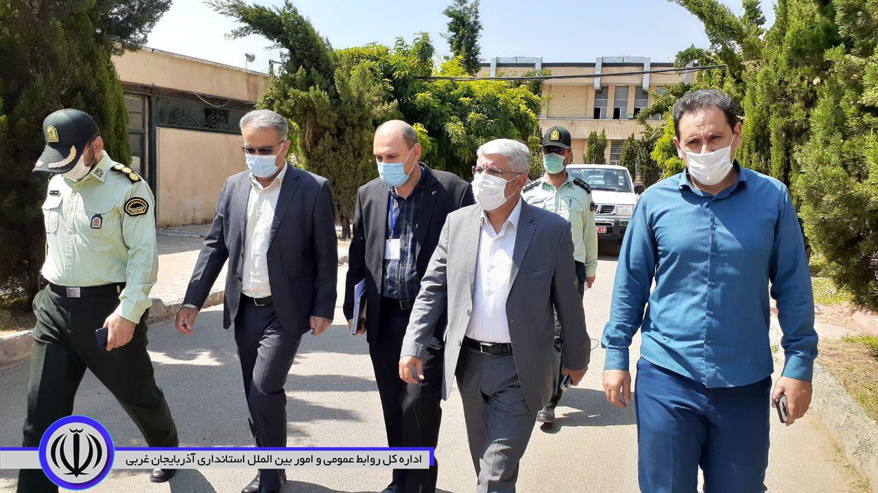 بازدید منوچهر شاکر فرماندار شهرستان از حوزه های برگزاری آزمون سراسری در حوزه شهرستان