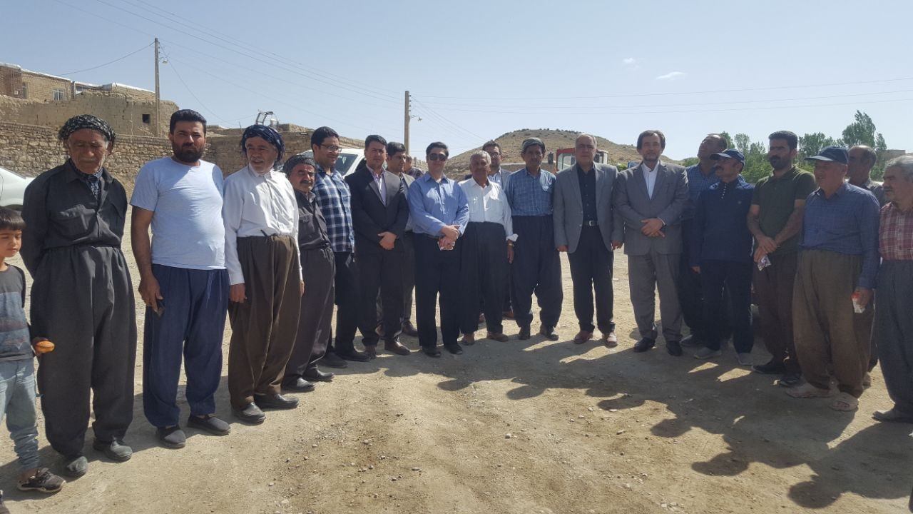 بازدید معاون فرماندار نقده از روند آسفالت محور روستای وزنه