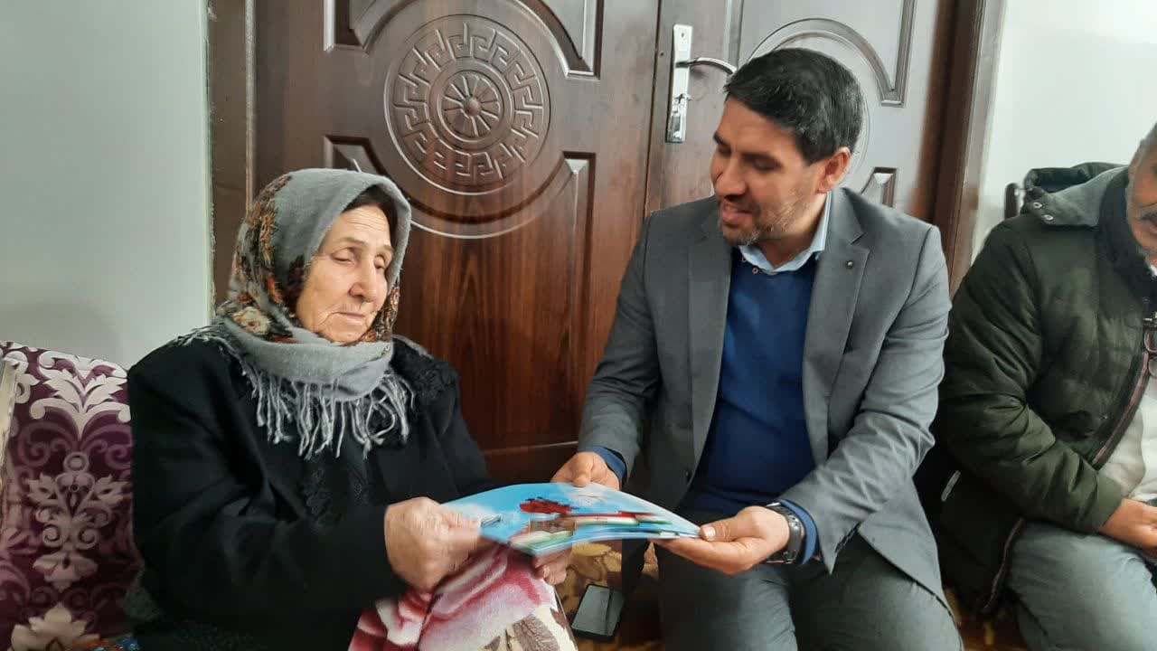 فرماندار شهرستان نقده با مادران گرانقدر شهیدان حمزه مداحی و غلامرضا تقی زاده دیدار کرد