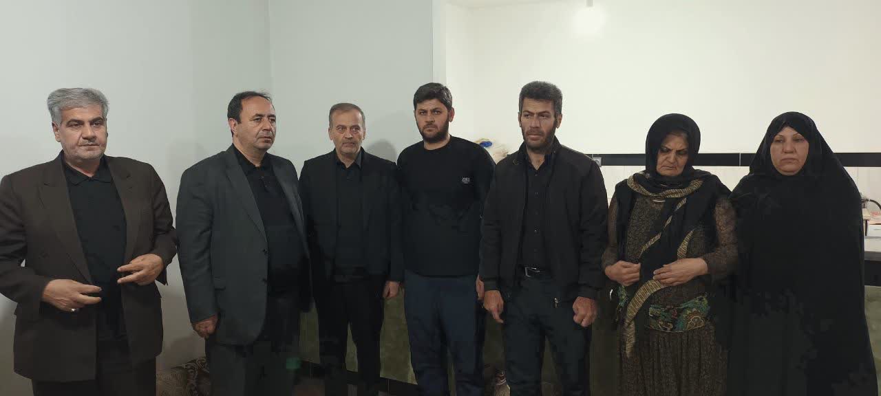 دیدار فرماندار شهرستان نقده بهمراه مسوولین استانی با جمعی از خانواده های شهدای حمله اخیر امریکای جنایتکار و رژیم صهیونیستی به نقاطی در نقده + تصاویر