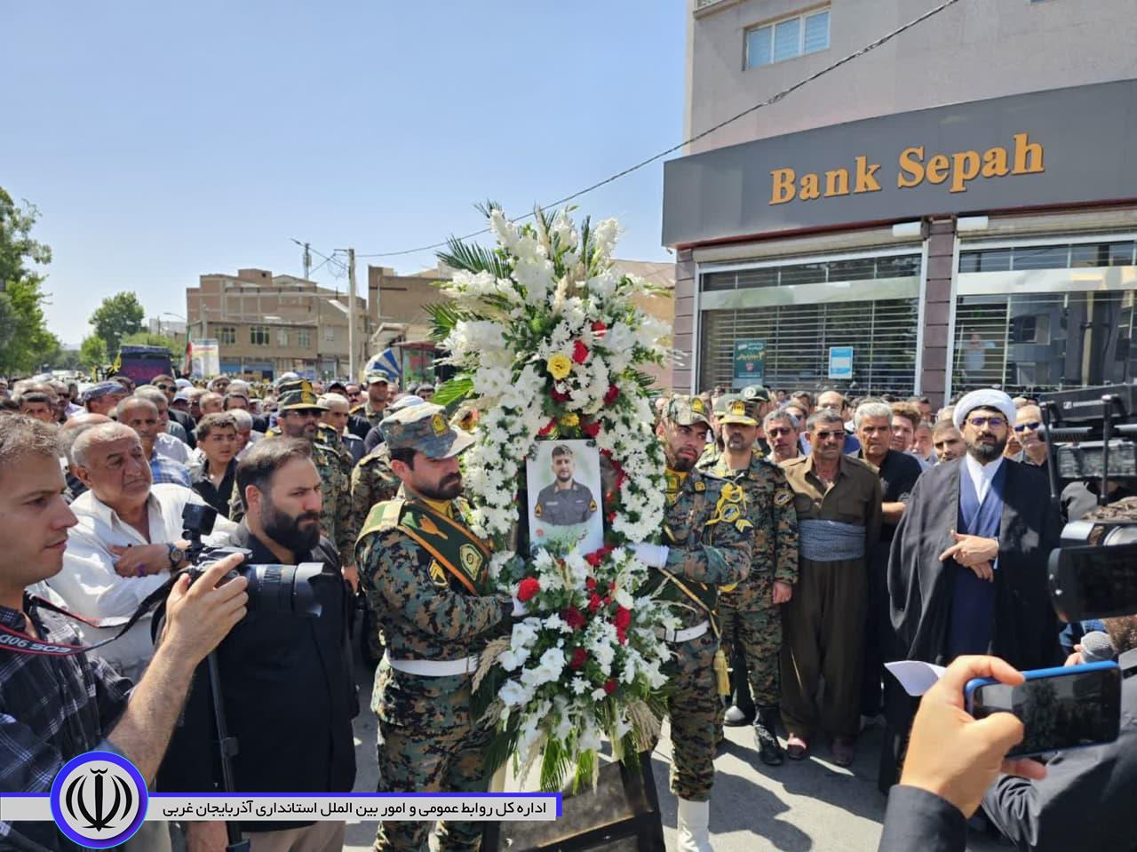 مراسم تشییع پیکر پاک شهید زبیر امینی فر در شهرستان نقده برگزار شد