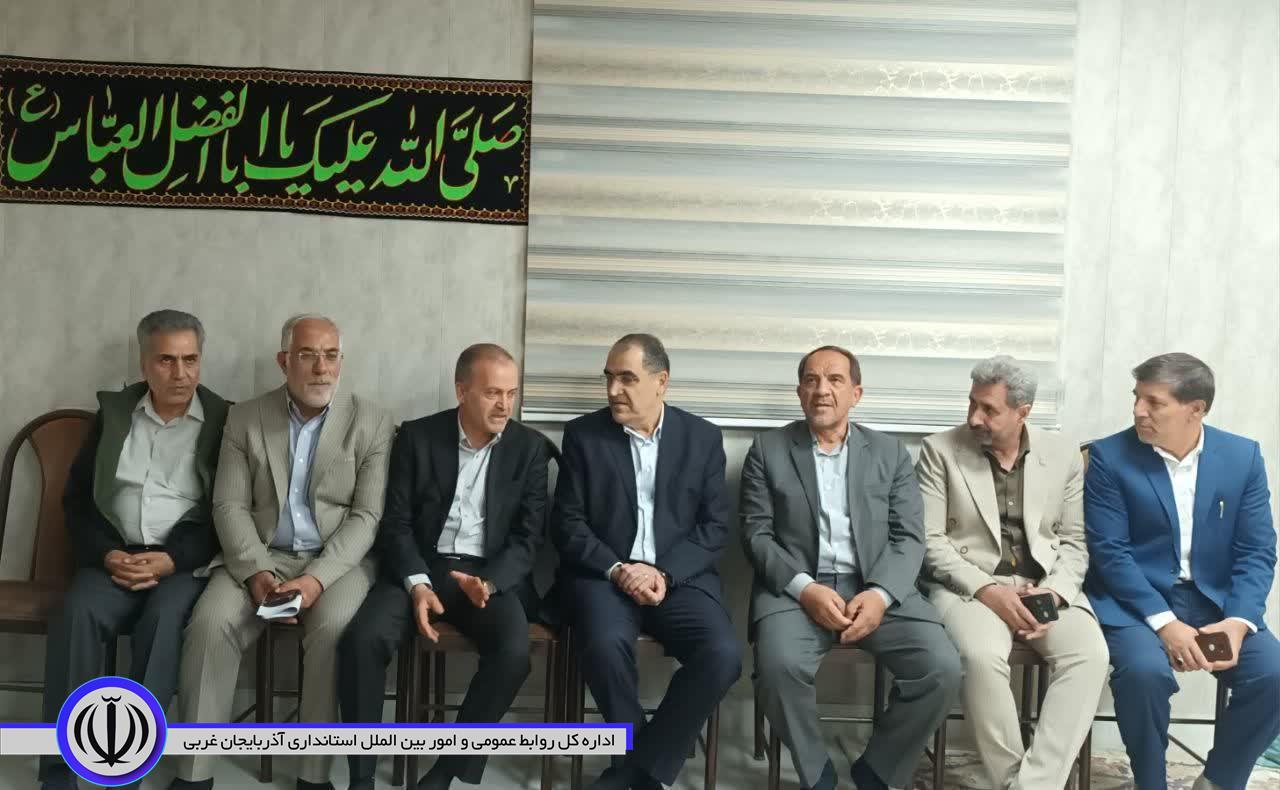 دکتر قاضی زاده هاشمی با استقبال امیرعباس جعفری سرپرست فرمانداری نقده وارد شهرستان شد.