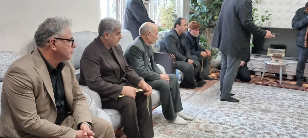 دیدار فرماندار شهرستان نقده بهمراه مسوولین استانی با جمعی از خانواده های شهدای حمله اخیر امریکای جنایتکار و رژیم صهیونیستی به نقاطی در نقده + تصاویر