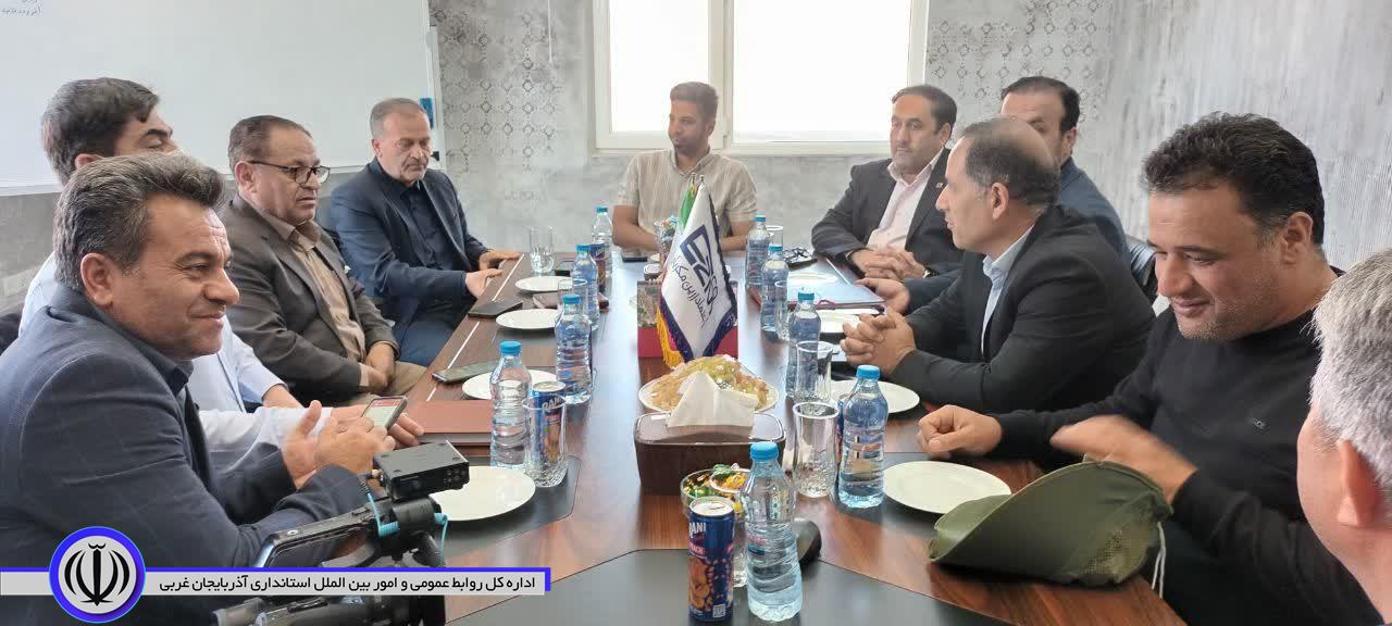 بازدید سرپرست فرمانداری نقده و مدیرکل شرکت شهرکهای صنعتی استان از ناحیه صنعتی شهید بروجردی خلیفهلو با هدف رفع موانع تولید