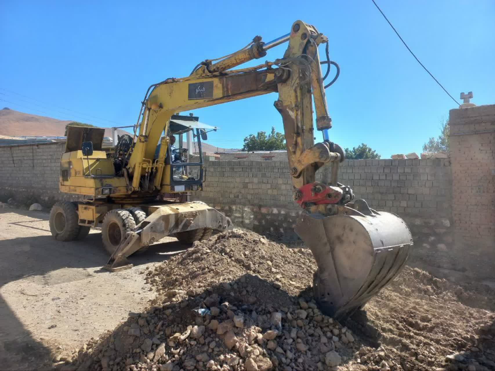 آغاز عملیات زیرسازی معابر روستای دشتقوره با حضور معاون عمرانی فرماندار نقده