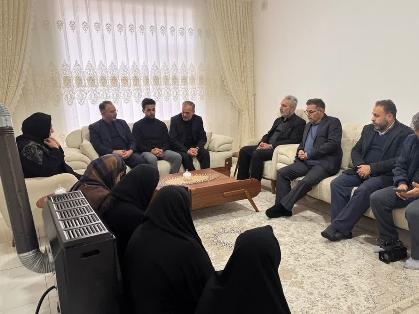 دیدار معاون استاندار آذربایجان‌غربی و فرماندار شهرستان نقده با خانواده‌های معزز شهدا در این شهرستان