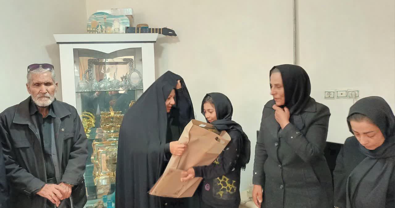 دیدار فرماندار شهرستان نقده با خانواده شهید توحید بایرام زاده و تجلیل از دختر این شهید بزرگوار