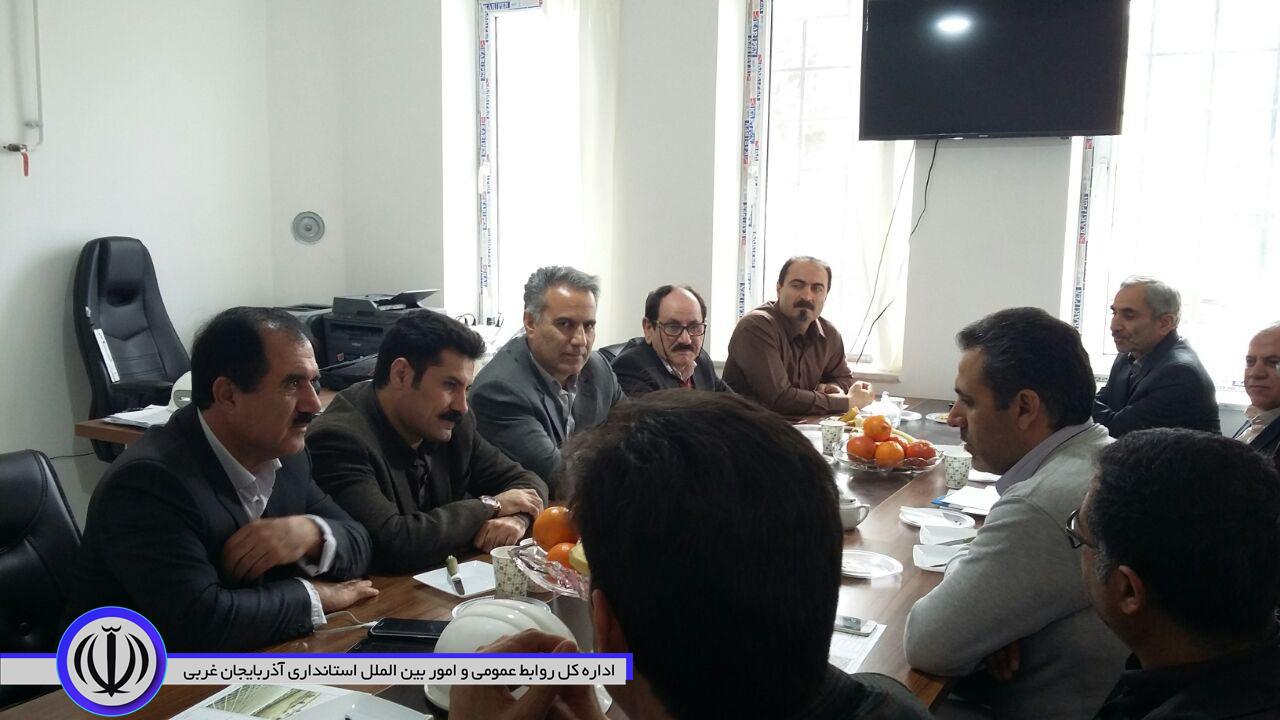 فرماندار نقده بهمراه مسئولینی از وزارت کشور از پروژه توسعه بیمارستان امام خمینی(ره) و مراکز بهداشتی که نیاز به نوسازی در این شهرستان دارند، بازدید کرد