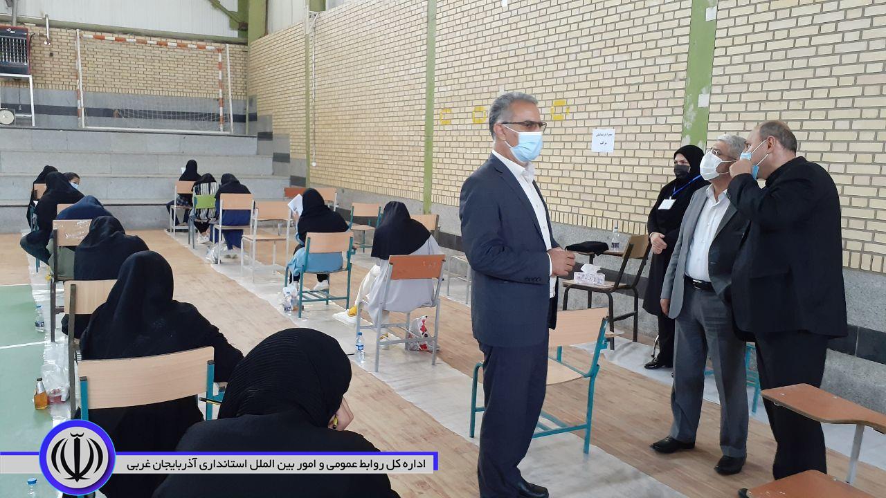 بازدید منوچهر شاکر فرماندار شهرستان از حوزه های برگزاری آزمون سراسری در حوزه شهرستان