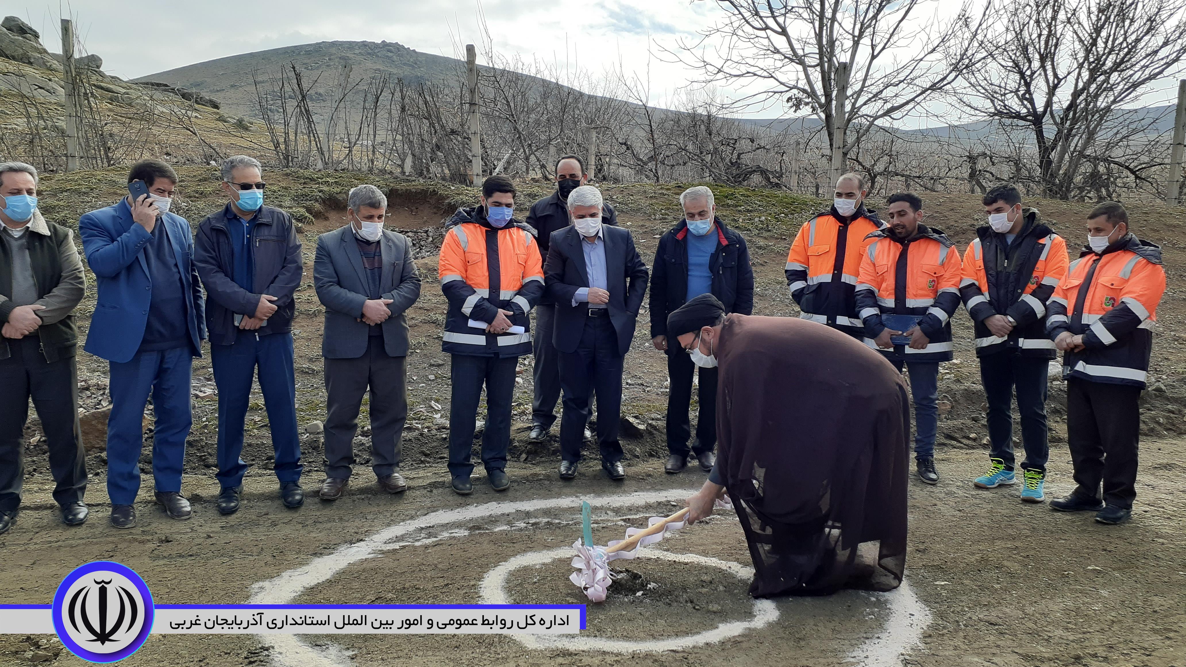 کلنگ زنی بهسازی و آسفالت محور نقده- پیرانشهر با حضور منوچهر شاکر فرماندار شهرستان