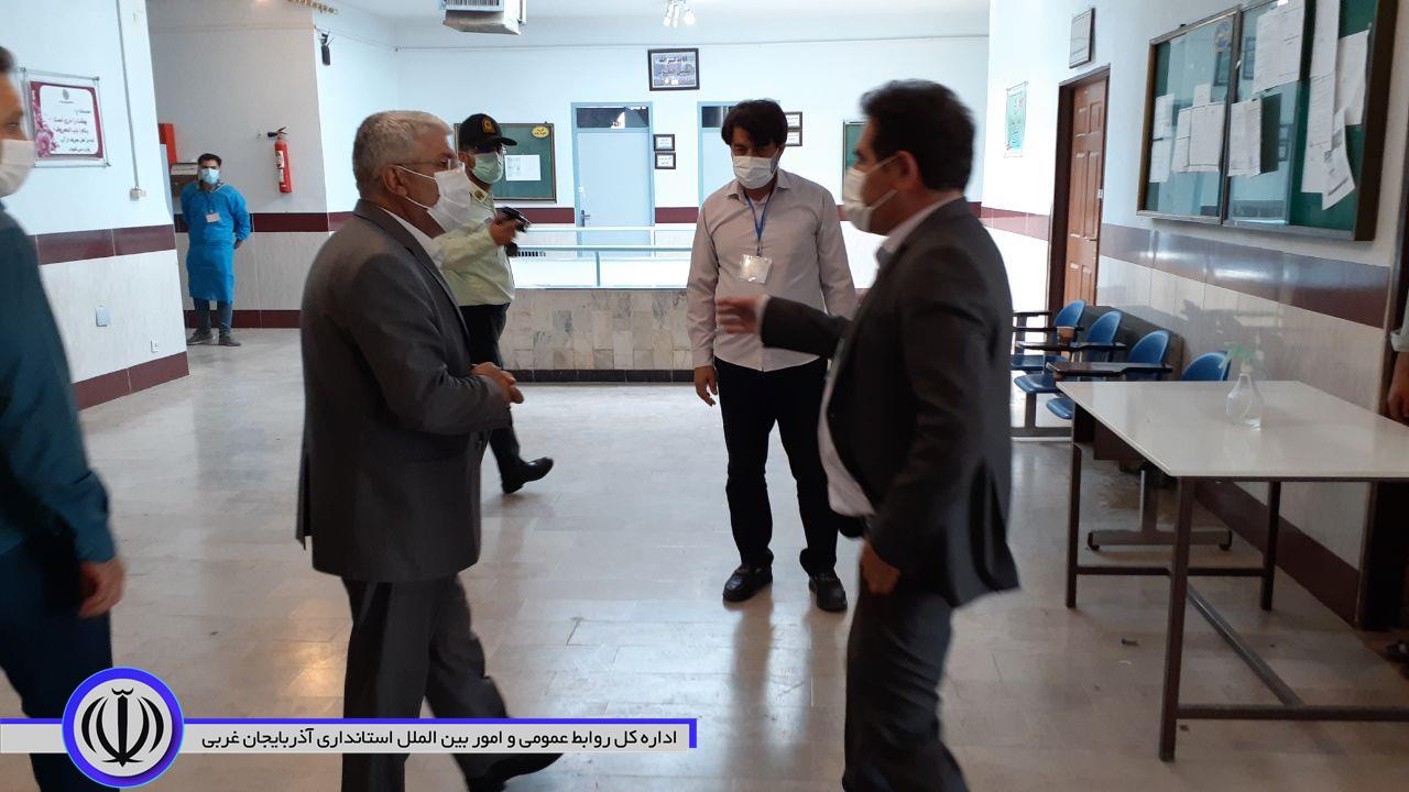 بازدید منوچهر شاکر فرماندار شهرستان از حوزه های برگزاری آزمون سراسری در حوزه شهرستان