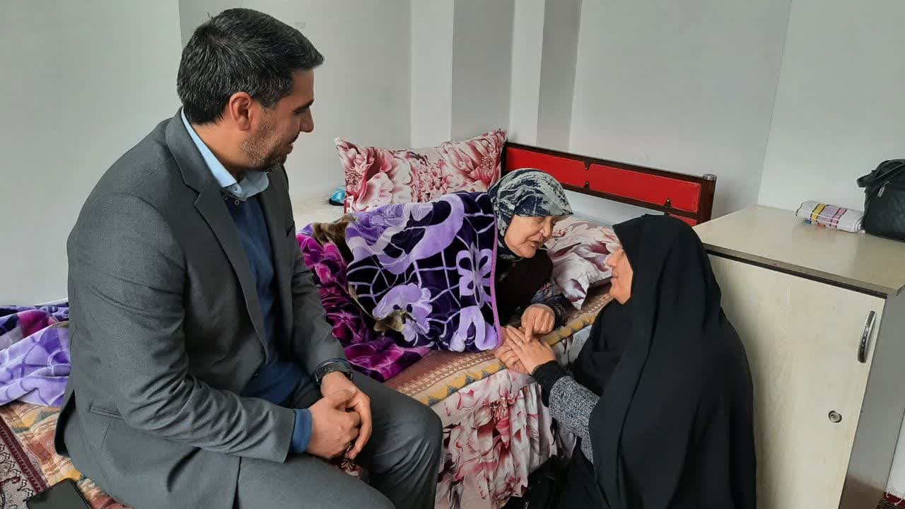 فرماندار شهرستان نقده با مادران گرانقدر شهیدان حمزه مداحی و غلامرضا تقی زاده دیدار کرد