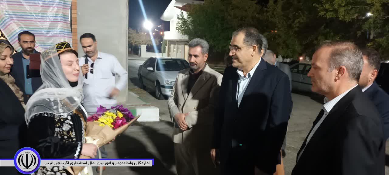 دکتر قاضی زاده هاشمی با استقبال امیرعباس جعفری سرپرست فرمانداری نقده وارد شهرستان شد.