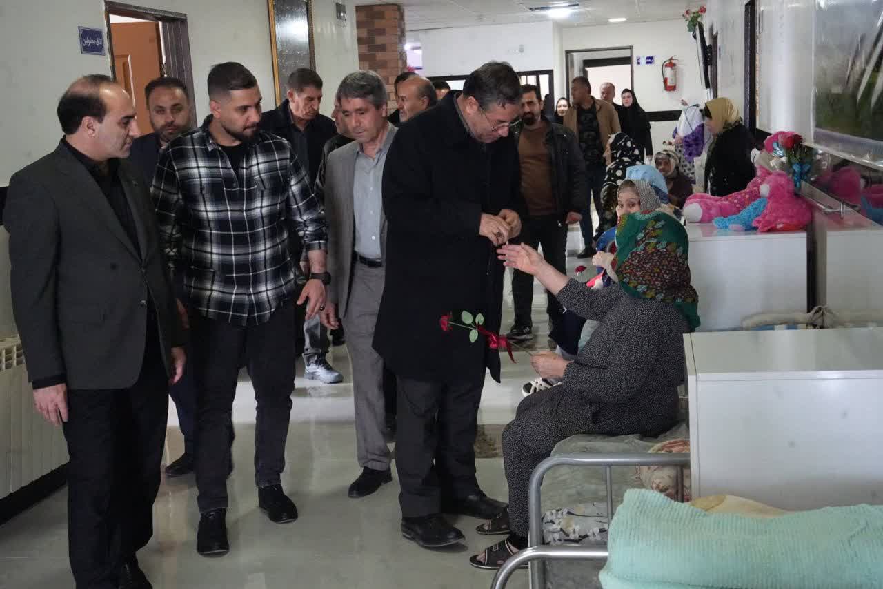 دیدار استاندار آذربایجان‌غربی و فرماندار نقده با مادران سالمند در این شهرستان + تصاویر