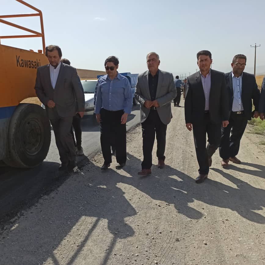 بازدید معاون فرماندار نقده از روند آسفالت محور روستای وزنه