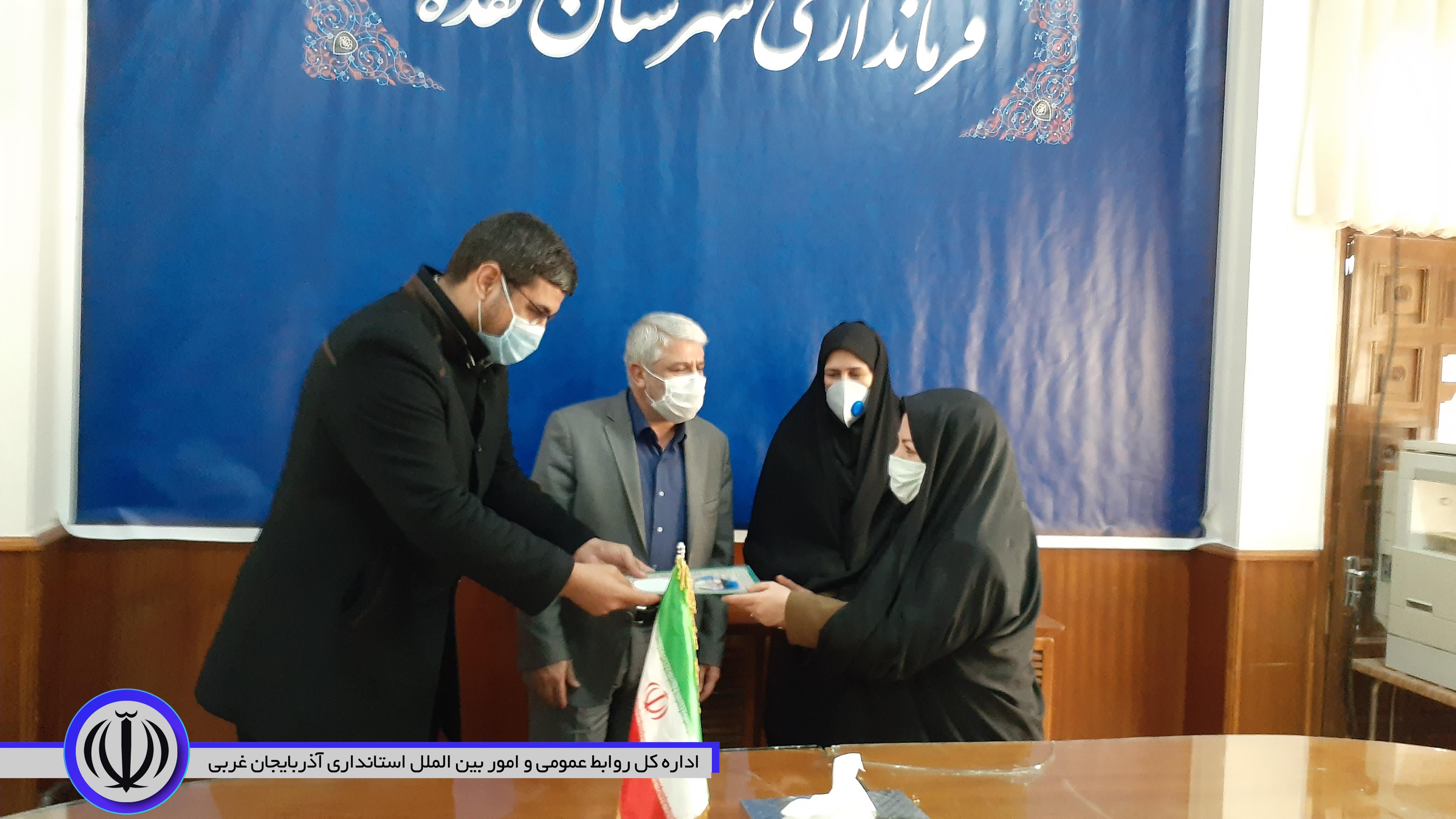 تجلیل از بانوان مسئول در ادارات و خانم گلدوست کارآفرین نمونه کشوری، با حضور منوچهر شاکر فرماندار شهرستان