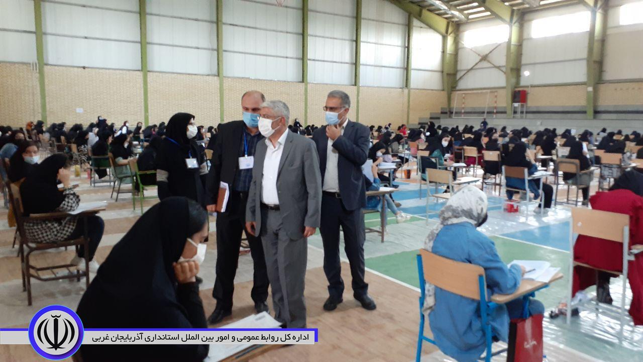 بازدید منوچهر شاکر فرماندار شهرستان از حوزه های برگزاری آزمون سراسری در حوزه شهرستان