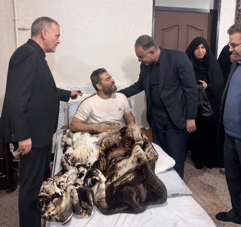 دیدار معاون استاندار آذربایجان‌غربی و فرماندار شهرستان نقده با خانواده‌های معزز شهدا در این شهرستان