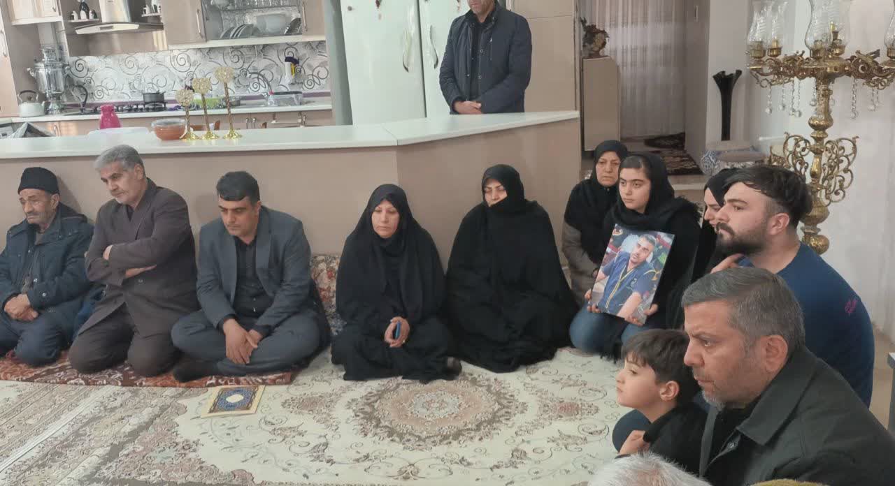 دیدار فرماندار شهرستان نقده بهمراه مسوولین استانی با جمعی از خانواده های شهدای حمله اخیر امریکای جنایتکار و رژیم صهیونیستی به نقاطی در نقده + تصاویر