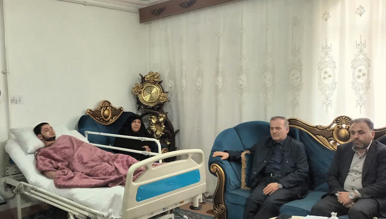 عیادت امیرعباس جعفری فرماندار شهرستان نقده از محمدرضا شاهی از مجروحین حمله ناجوانمردانه امریکا جنایتکار و رژیم صهیونسیتی به کارخانه نشاسته نقده + تصاویر