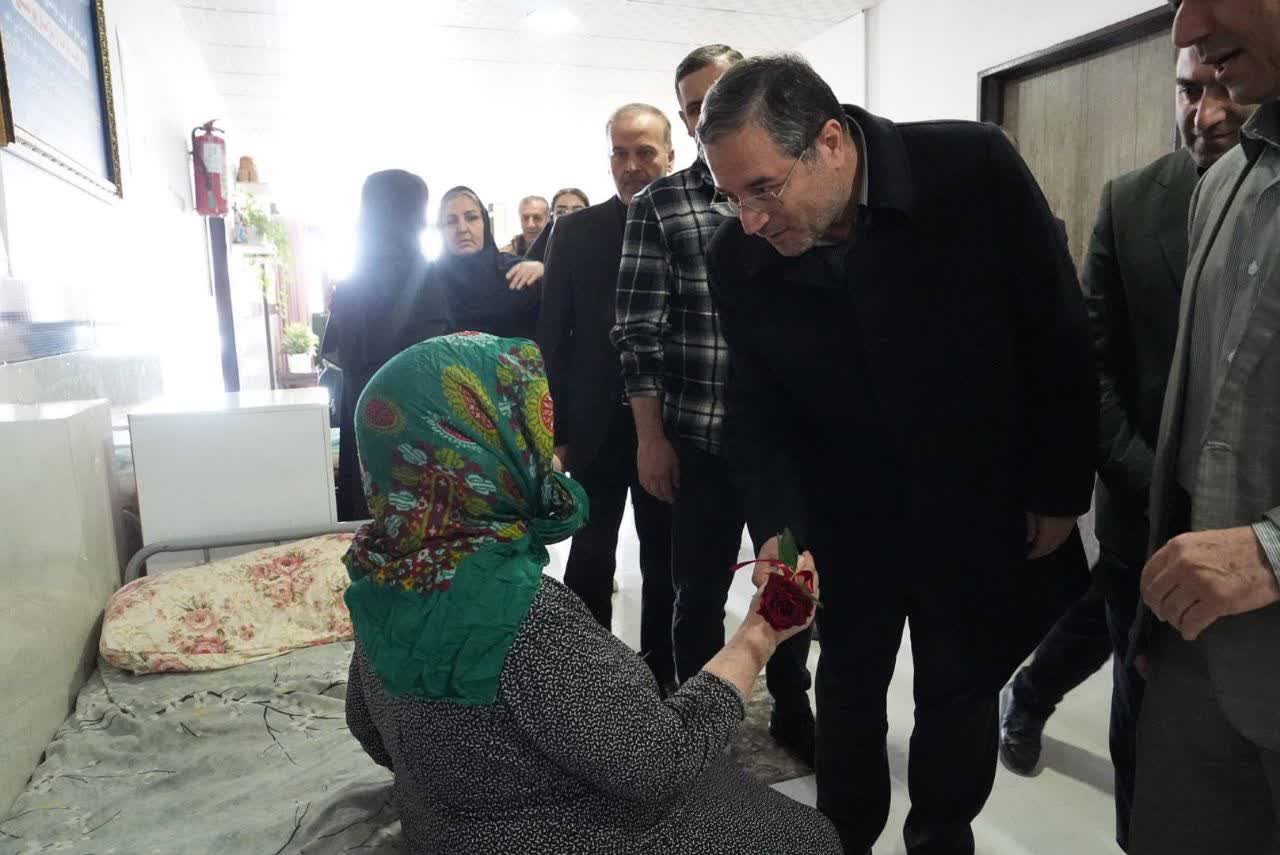 دیدار استاندار آذربایجان‌غربی و فرماندار نقده با مادران سالمند در این شهرستان + تصاویر