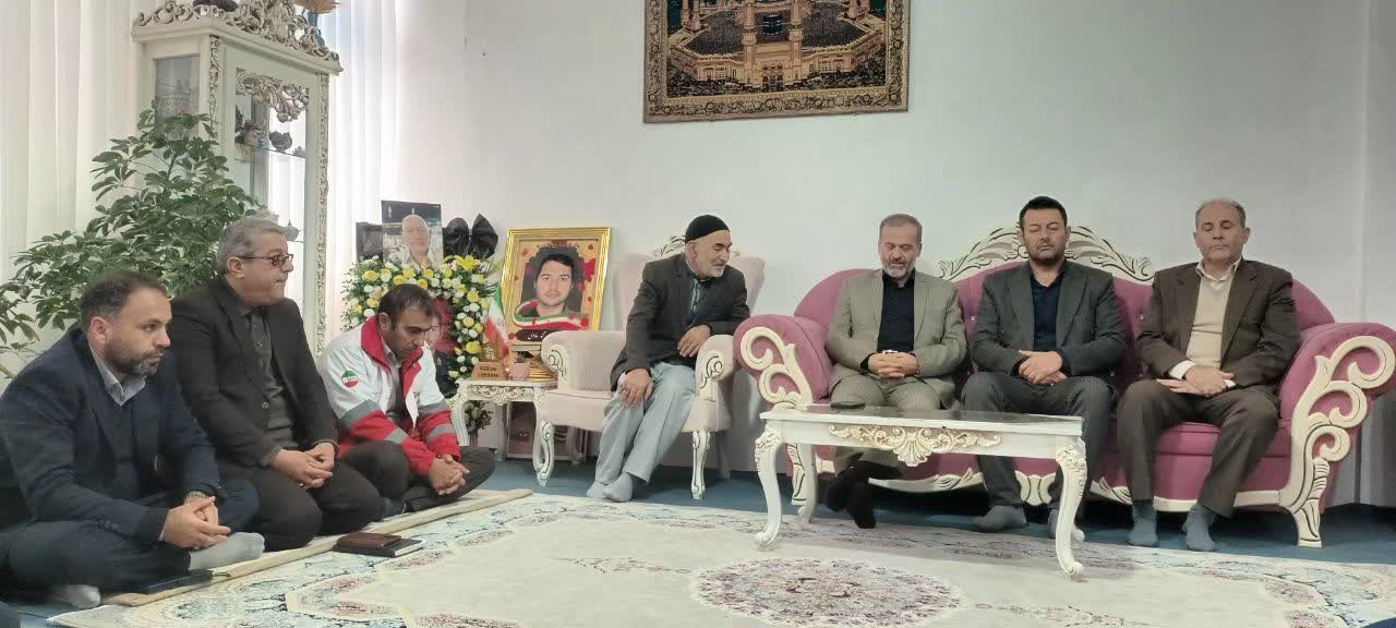 دیدار امیرعباس جعفری فرماندار شهرستان نقده با خانواده شهید معظم محمد عادلی