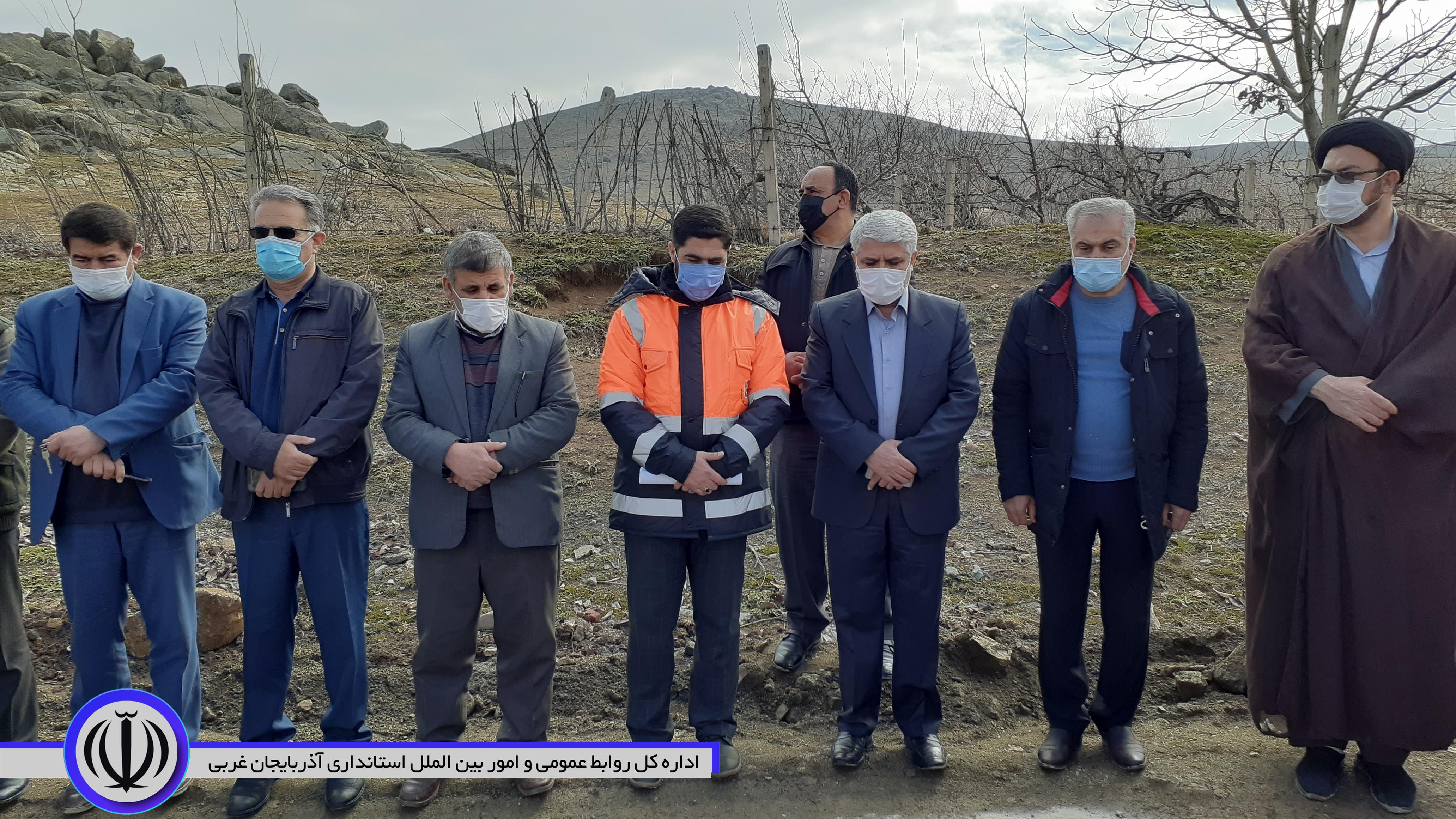کلنگ زنی بهسازی و آسفالت محور نقده- پیرانشهر با حضور منوچهر شاکر فرماندار شهرستان