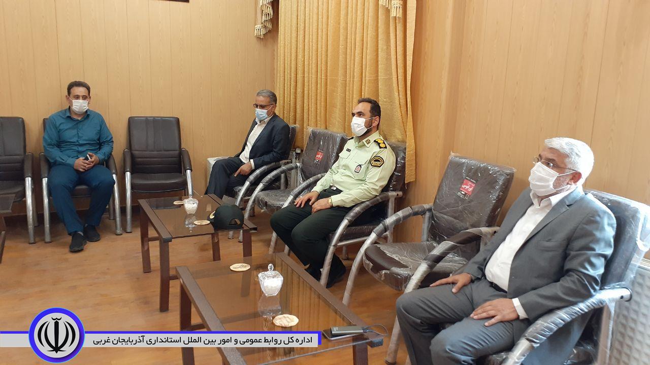 بازدید منوچهر شاکر فرماندار شهرستان از حوزه های برگزاری آزمون سراسری در حوزه شهرستان
