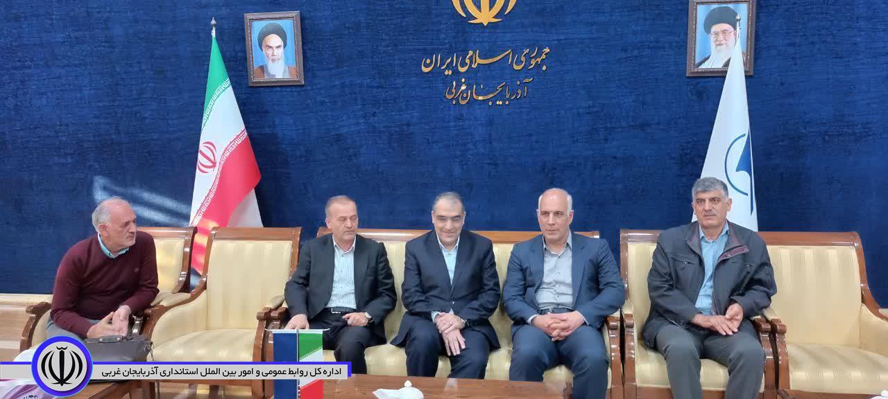 دکتر قاضی زاده هاشمی با استقبال امیرعباس جعفری سرپرست فرمانداری نقده وارد شهرستان شد.