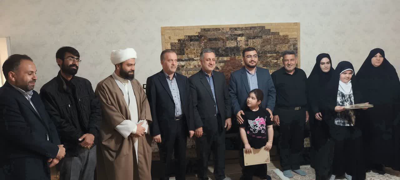 دیدار فرماندار شهرستان نقده با خانواده شهید رضا جلالی و تجلیل از دختران این شهید بزرگوار