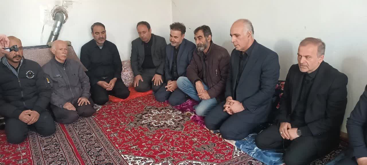 دیدار فرماندار شهرستان نقده بهمراه مسوولین استانی با جمعی از خانواده های شهدای حمله اخیر امریکای جنایتکار و رژیم صهیونیستی به نقاطی در نقده + تصاویر