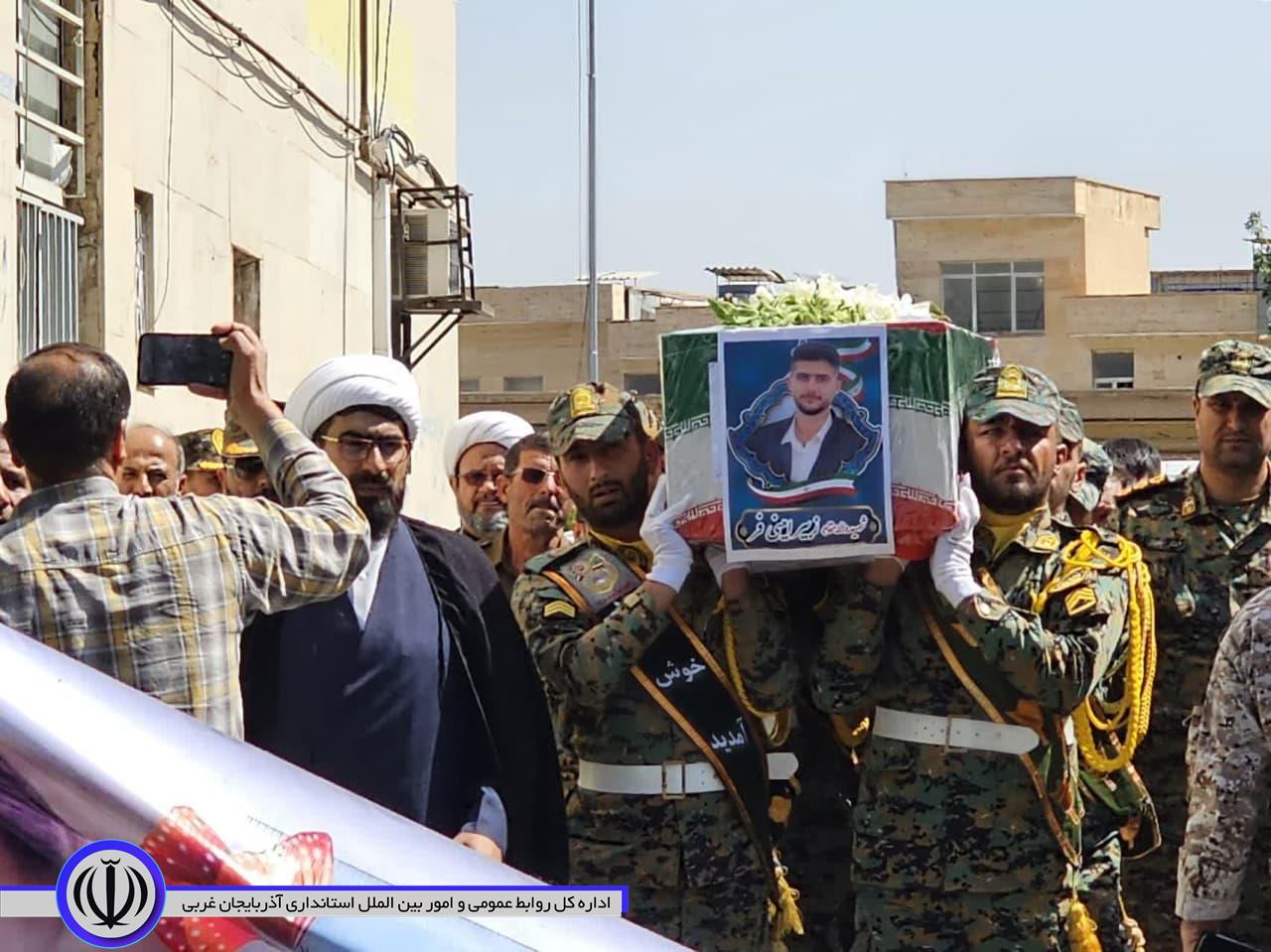 مراسم تشییع پیکر پاک شهید زبیر امینی فر در شهرستان نقده برگزار شد