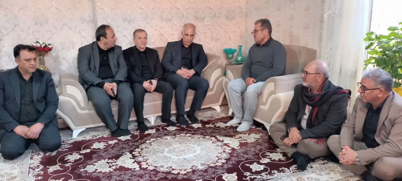 دیدار فرماندار شهرستان نقده بهمراه مسوولین استانی با جمعی از خانواده های شهدای حمله اخیر امریکای جنایتکار و رژیم صهیونیستی به نقاطی در نقده + تصاویر