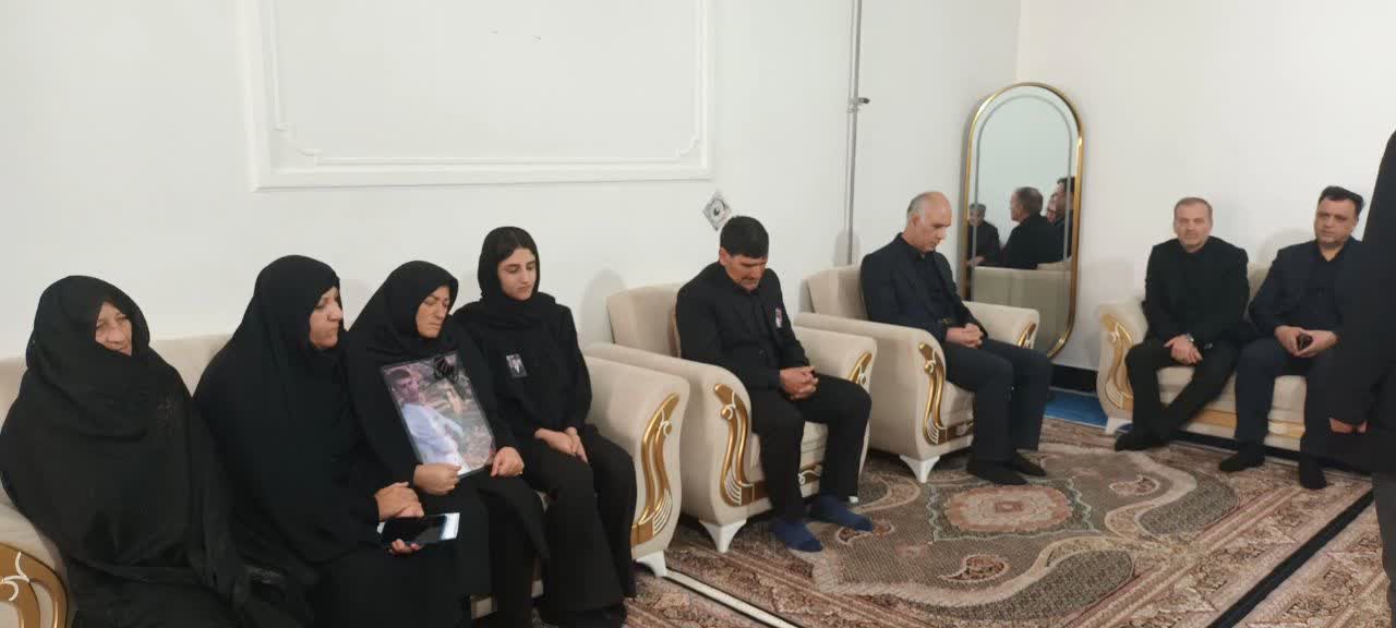 دیدار فرماندار شهرستان نقده بهمراه مسوولین استانی با جمعی از خانواده های شهدای حمله اخیر امریکای جنایتکار و رژیم صهیونیستی به نقاطی در نقده + تصاویر