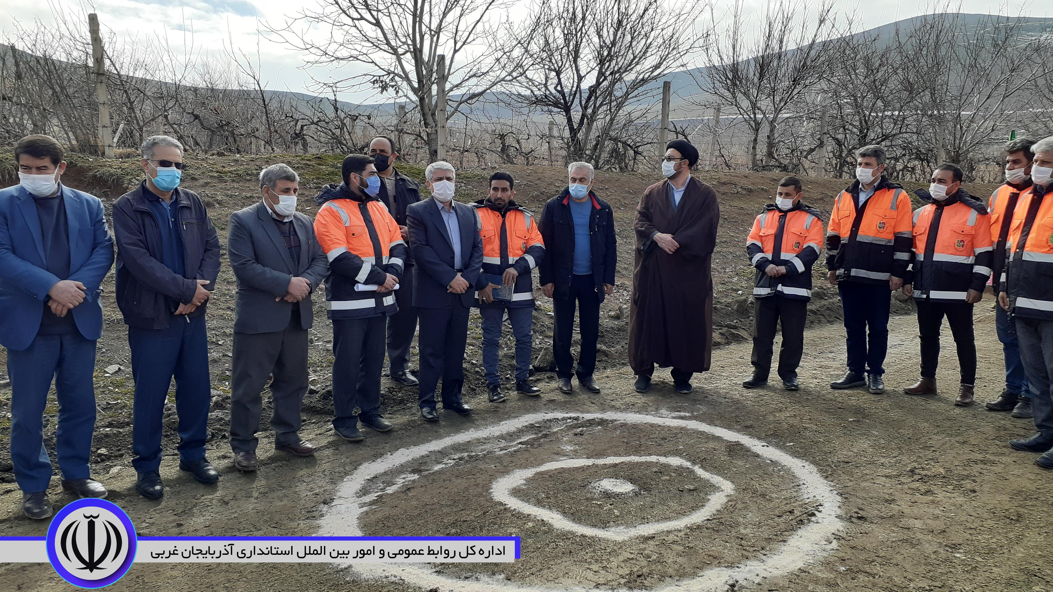 کلنگ زنی بهسازی و آسفالت محور نقده- پیرانشهر با حضور منوچهر شاکر فرماندار شهرستان
