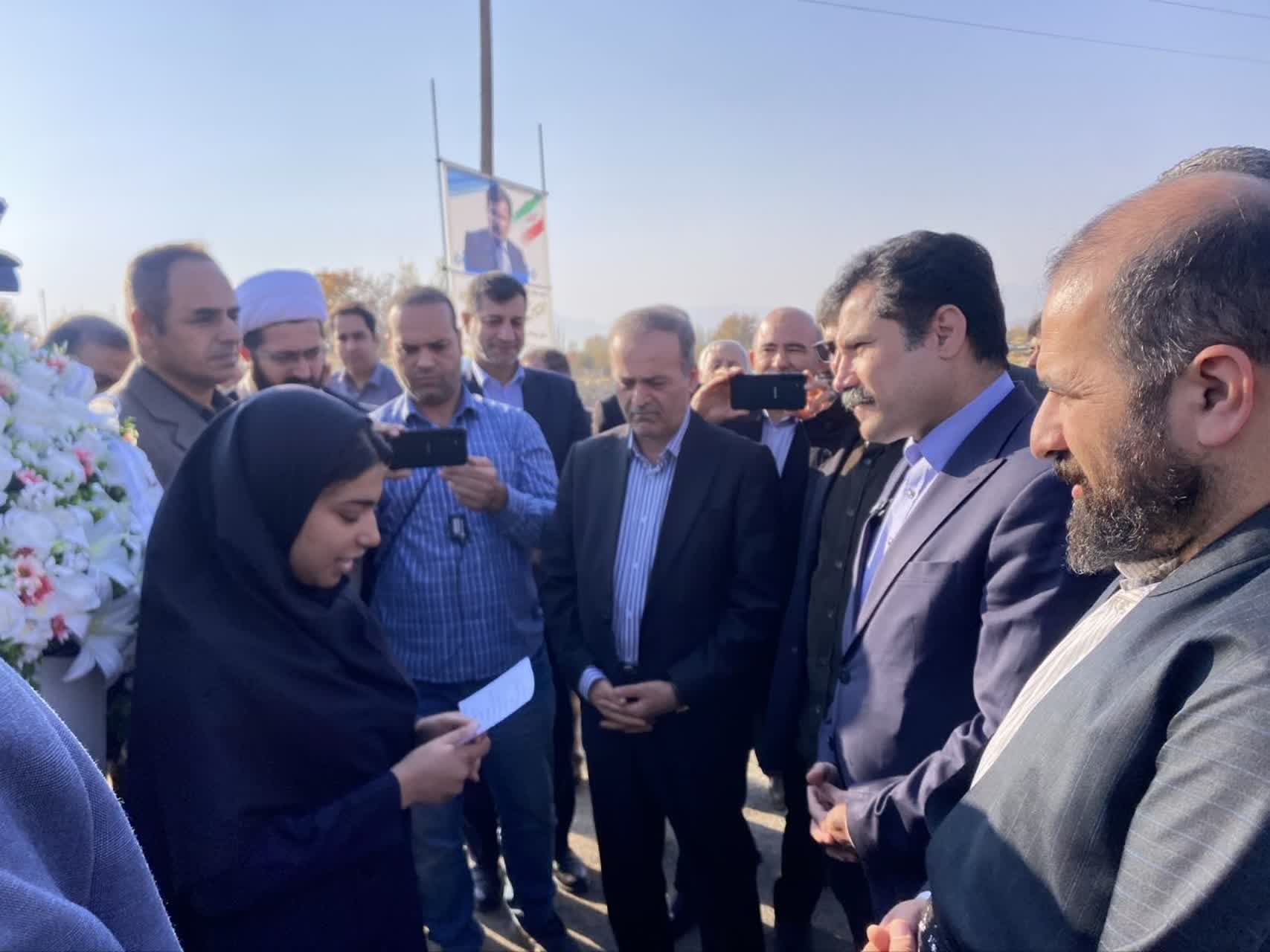 استقبال از معاون رئیسجمهور در امور توسعه روستایی و مناطق محروم کشور در بدو ورود به روستای حسنلو