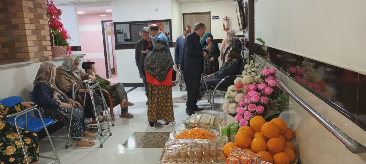 حضور فرماندار نقده در سرای سالمندان و تبریک شب یلدا به مادران ساکن این مرکز