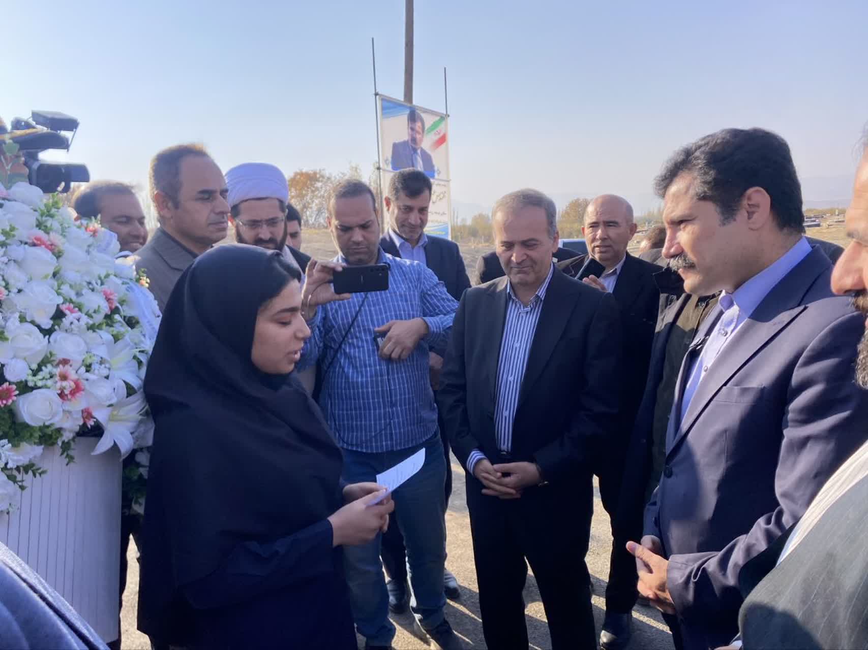 استقبال از معاون رئیسجمهور در امور توسعه روستایی و مناطق محروم کشور در بدو ورود به روستای حسنلو