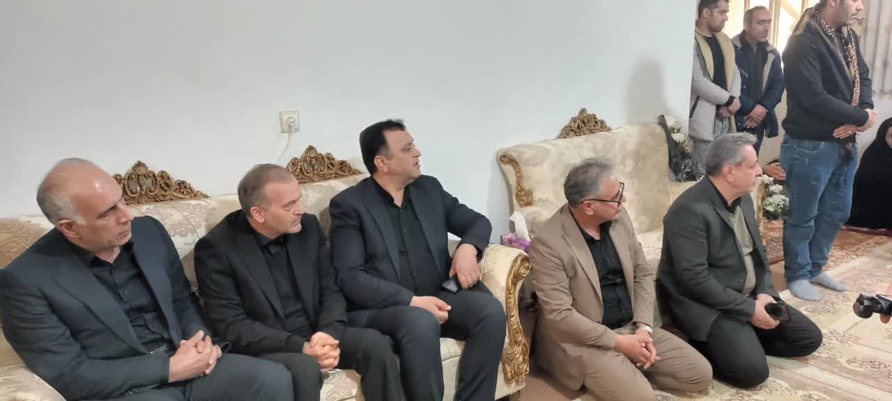 دیدار فرماندار شهرستان نقده بهمراه مسوولین استانی با جمعی از خانواده های شهدای حمله اخیر امریکای جنایتکار و رژیم صهیونیستی به نقاطی در نقده + تصاویر