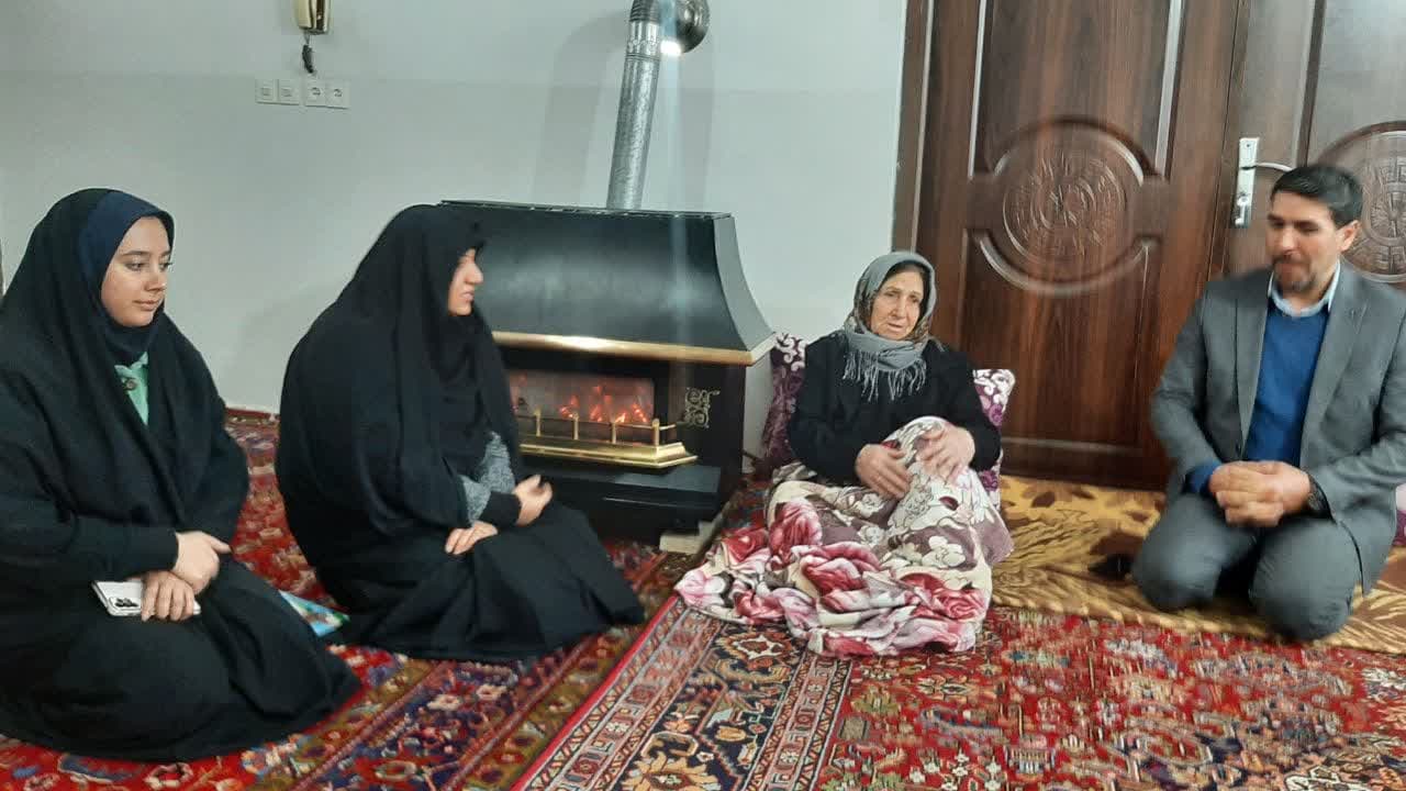 فرماندار شهرستان نقده با مادران گرانقدر شهیدان حمزه مداحی و غلامرضا تقی زاده دیدار کرد