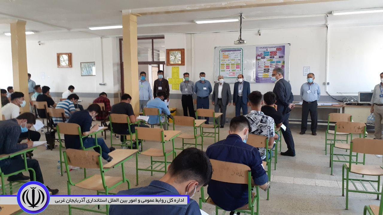 بازدید منوچهر شاکر فرماندار شهرستان از حوزه های برگزاری آزمون سراسری در حوزه شهرستان