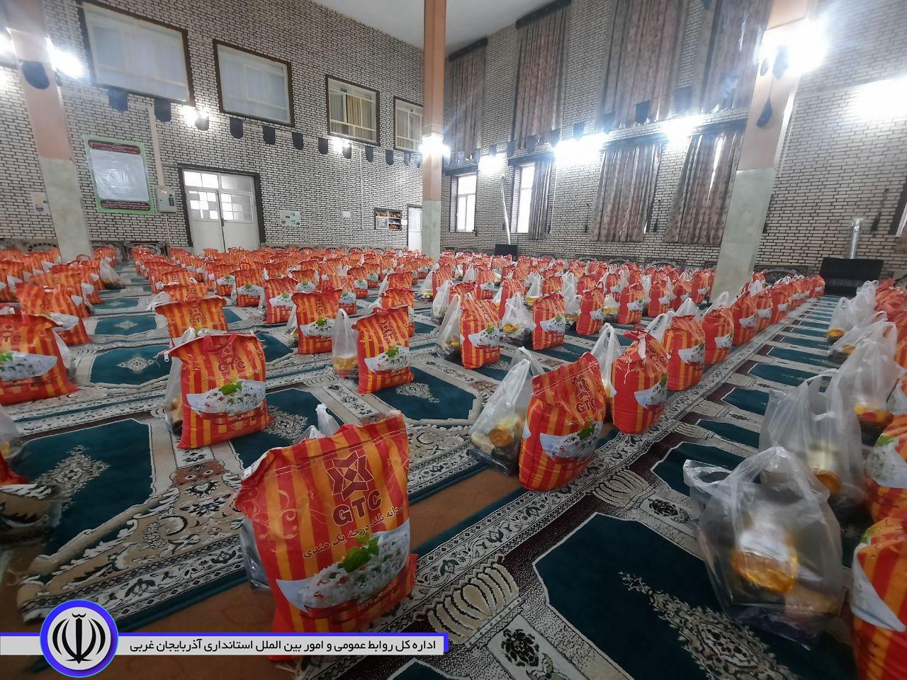 توزیع 1400 بسته معیشتی با حضور فرماندار نقده و فرمانده سپاه شهدای استان آذربایجان غربی