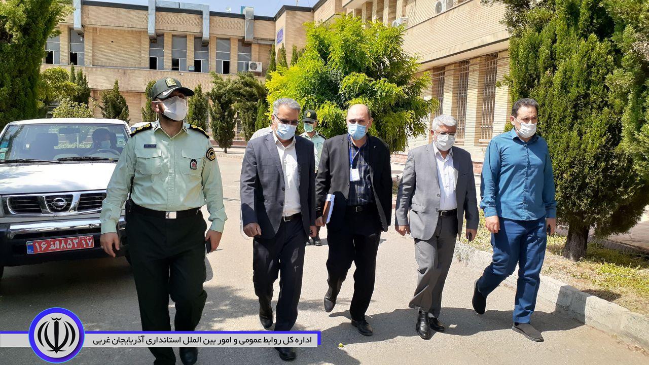 بازدید منوچهر شاکر فرماندار شهرستان از حوزه های برگزاری آزمون سراسری در حوزه شهرستان