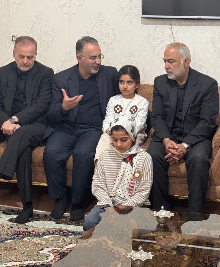 دیدار معاون استاندار آذربایجان‌غربی و فرماندار شهرستان نقده با خانواده‌های معزز شهدا در این شهرستان