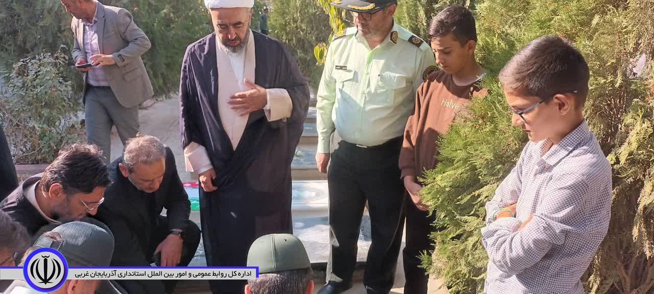 غبارروبی و عطر افشانی مزار مطهر شهدا شهرستان نقده