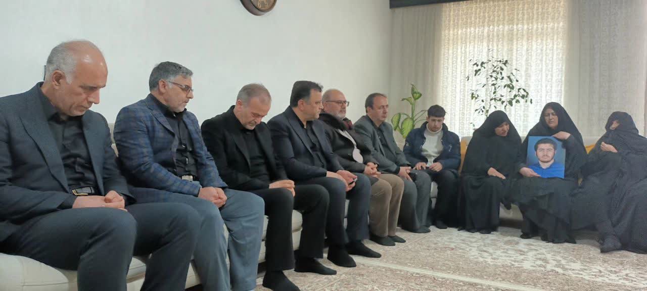 دیدار فرماندار شهرستان نقده بهمراه مسوولین استانی با جمعی از خانواده های شهدای حمله اخیر امریکای جنایتکار و رژیم صهیونیستی به نقاطی در نقده + تصاویر