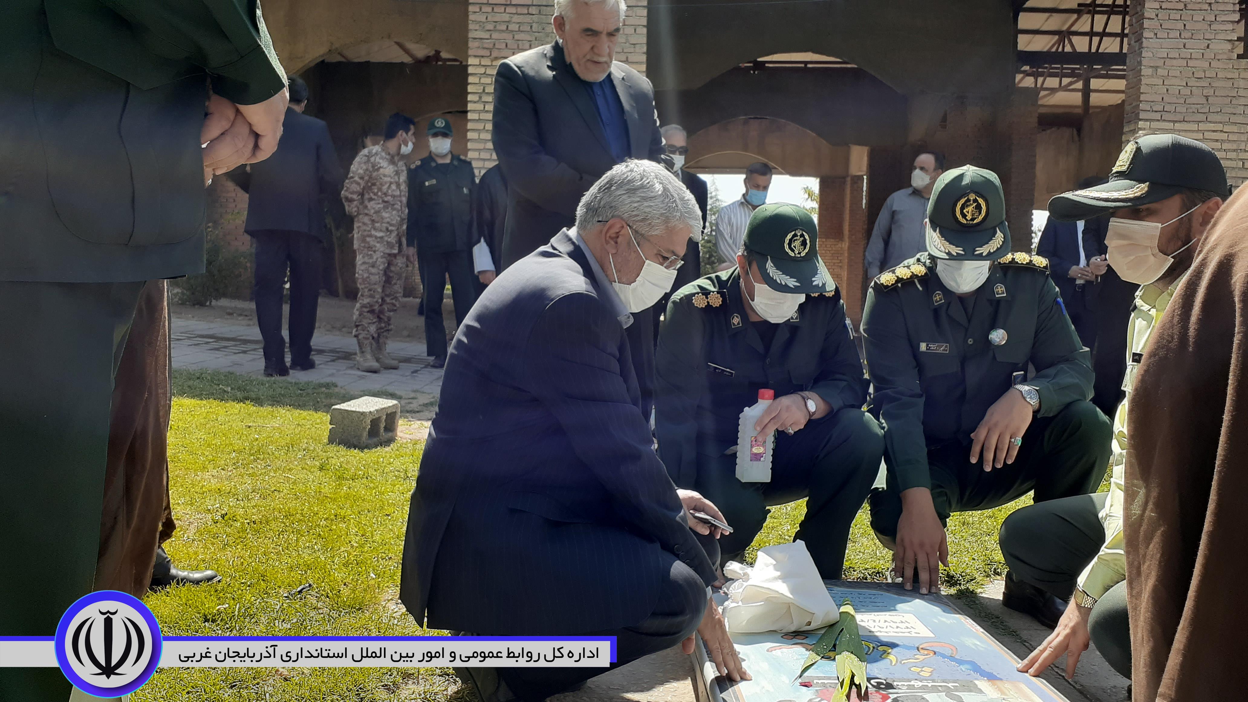 غبارروبی و عطر افشانی مزار مطهر شهداء با حضور منوچهر شاکر فرماندار شهرستان