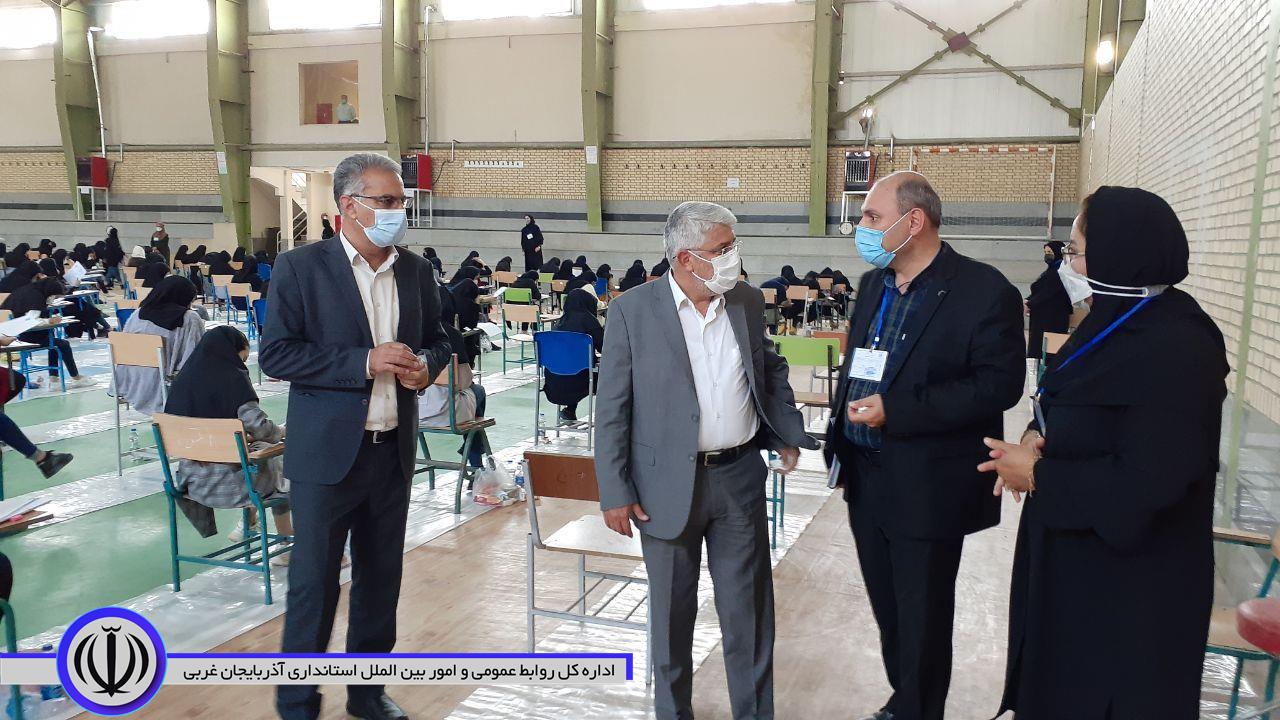 بازدید منوچهر شاکر فرماندار شهرستان از حوزه های برگزاری آزمون سراسری در حوزه شهرستان
