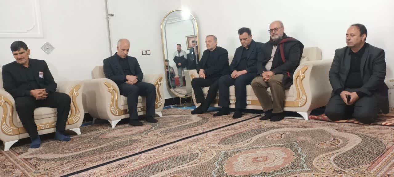 دیدار فرماندار شهرستان نقده بهمراه مسوولین استانی با جمعی از خانواده های شهدای حمله اخیر امریکای جنایتکار و رژیم صهیونیستی به نقاطی در نقده + تصاویر