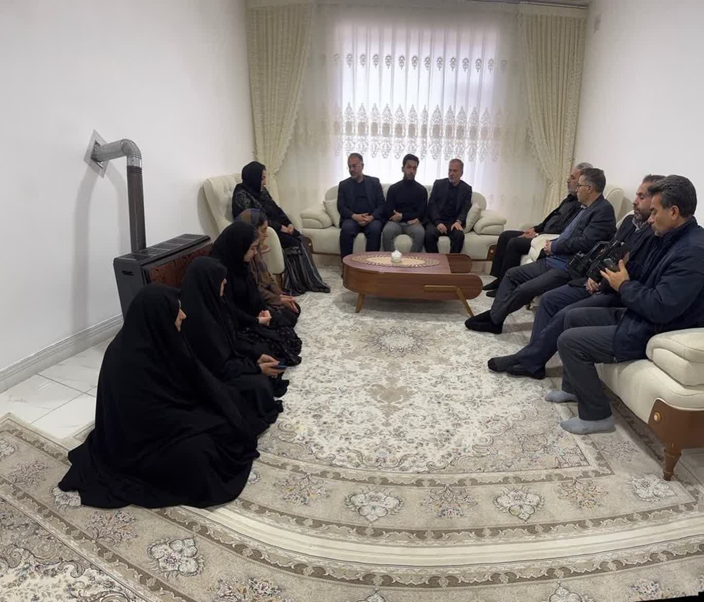 دیدار معاون استاندار آذربایجان‌غربی و فرماندار شهرستان نقده با خانواده‌های معزز شهدا در این شهرستان